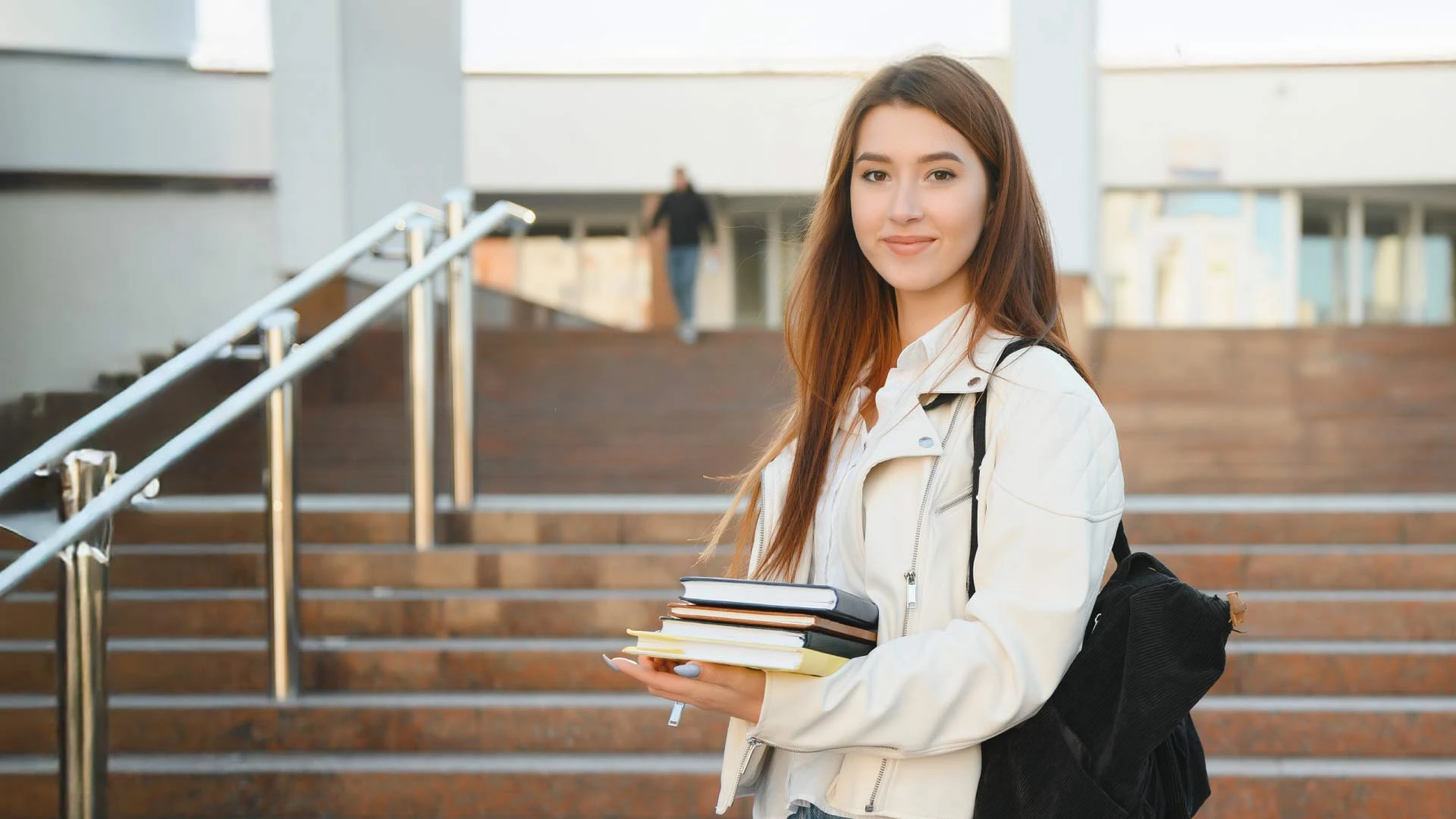 Απόφοιτος νομικής σχολής του IdEF College